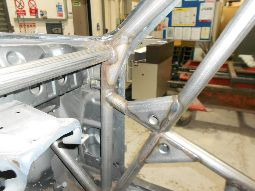 Jaula de seguridad multipunto 25CrM04 BMW E30. Certificada por FIA / MSUK